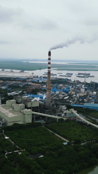 航拍城市工业生产烟囱排放