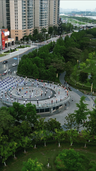 航拍城市广场跳广场舞
