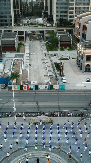 航拍城市广场跳广场舞