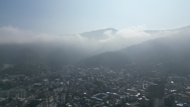 航拍城市清晨山间云雾缭绕