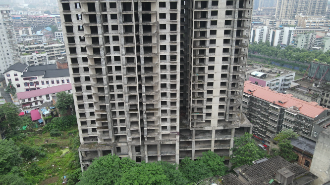 航拍城市烂尾楼房屋