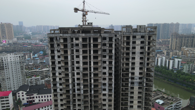 航拍城市烂尾楼房屋