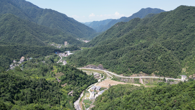 航拍大山山谷蜿蜒公里