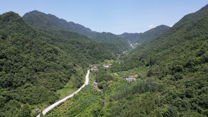 航拍大山山谷蜿蜒公里