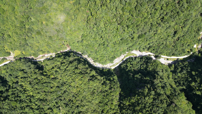 航拍大山山谷蜿蜒公里