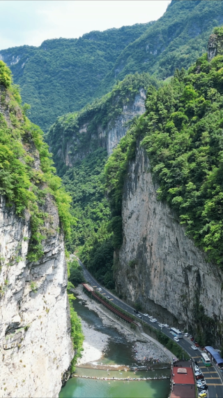航拍大山峡谷河流自然风光