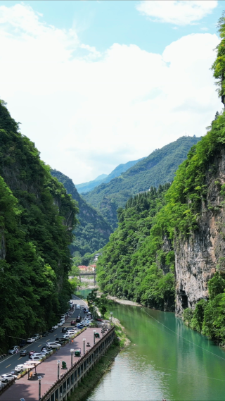航拍大山峡谷河流自然风光