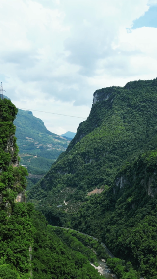 航拍大山峡谷自然风光