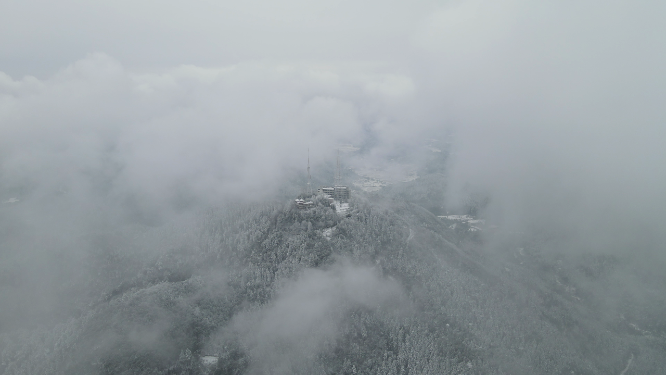 航拍大山森林冬天雪景迷雾 