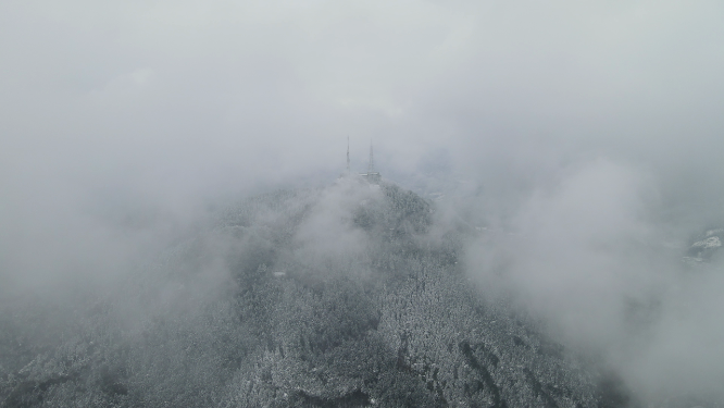 航拍大山森林冬天雪景迷雾 