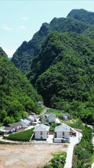 航拍大山深处山谷乡村住宅