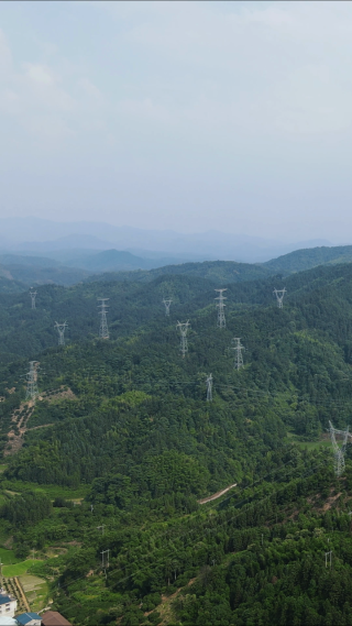 航拍大山电网电力