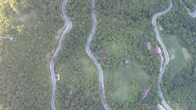 航拍大山蜿蜒盘山公路