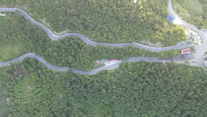 航拍大山蜿蜒盘山公路