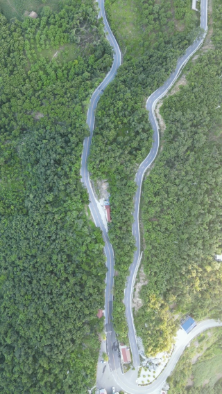 航拍大山蜿蜒盘山公路