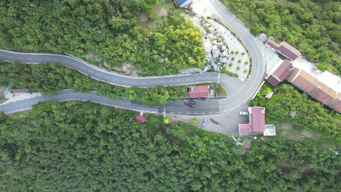 航拍大山蜿蜒盘山公路