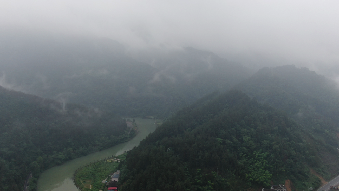 航拍大山迷雾自然风景