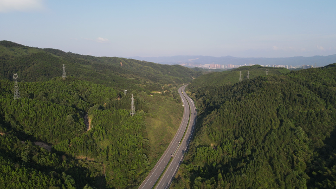 航拍大山高速公路交通 