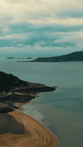 航拍大海岛屿海洋竖屏