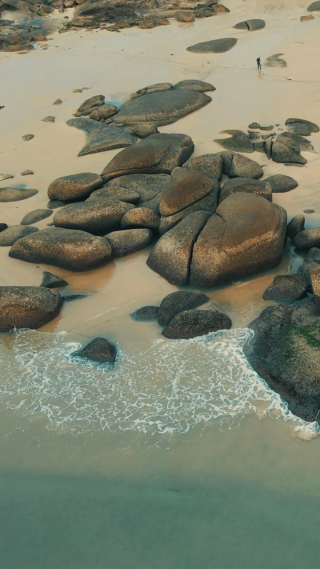 航拍大海海边沙滩海浪竖屏