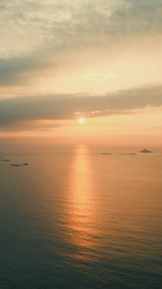 航拍大海海上日出彩霞竖屏