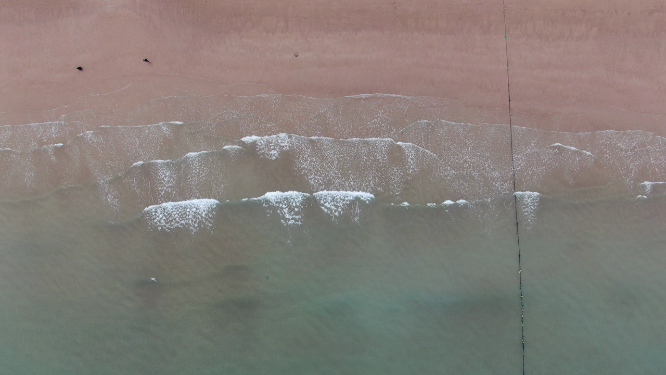 航拍大海海浪沙滩