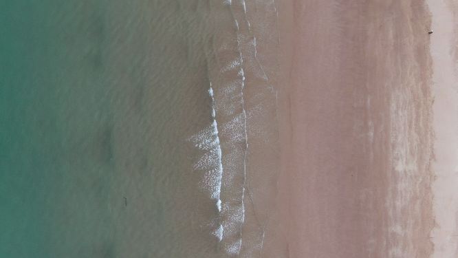 航拍大海海浪沙滩
