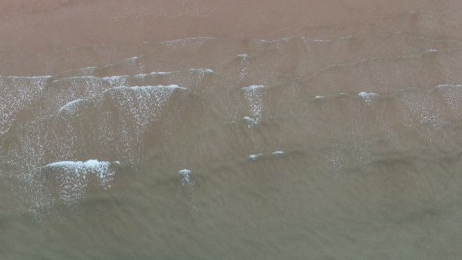航拍大海海浪沙滩