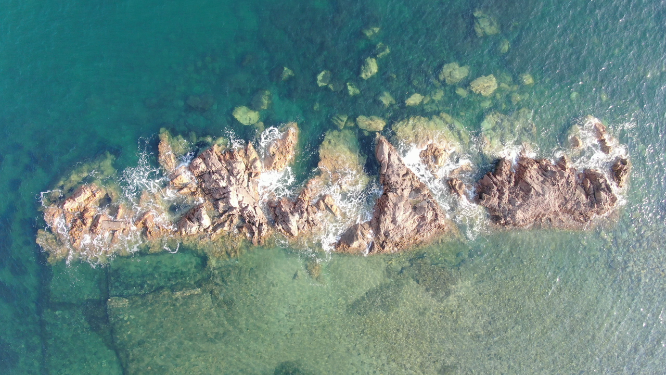 航拍大海海浪礁石