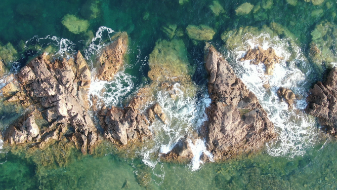 航拍大海海浪礁石