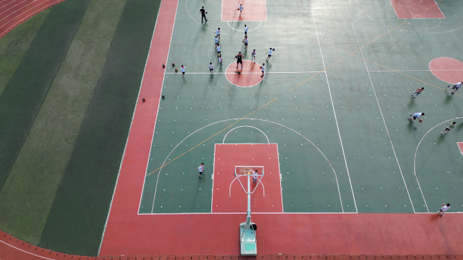 航拍学校操场体育课