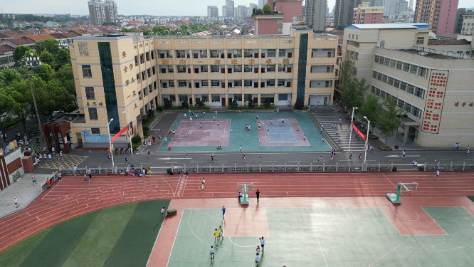 航拍学校操场体育课