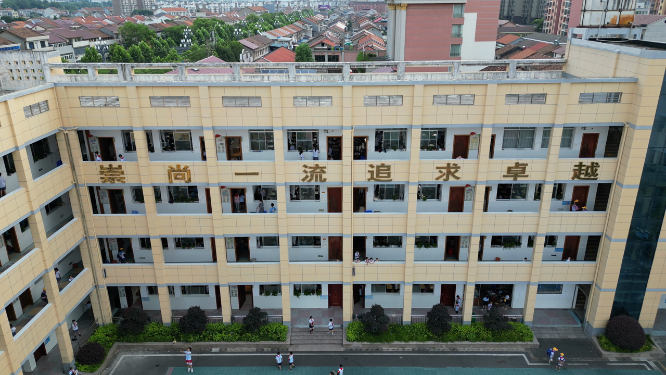 航拍学校教学楼忙碌学生