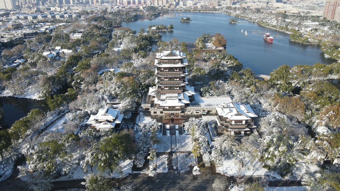 航拍山东济南大明湖5A景区雪景