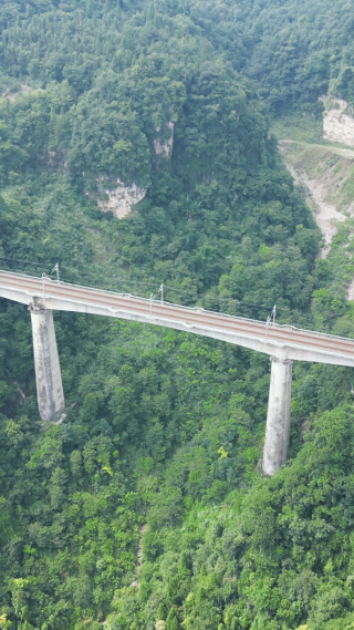 航拍山谷交通高架桥