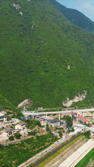 航拍山谷公路桥梁交通竖屏