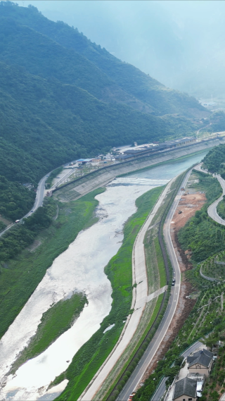 航拍山谷公路桥梁交通竖屏