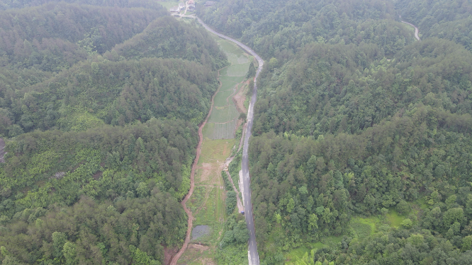 航拍山谷蜿蜒山路