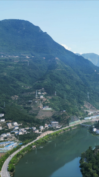 航拍山谷里的美丽乡村