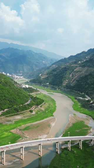 航拍山谷高速公路高架桥