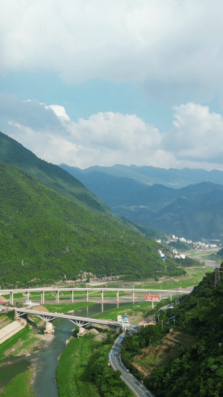 航拍山谷高速公路高架桥
