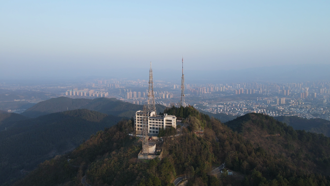 航拍山顶信号塔 