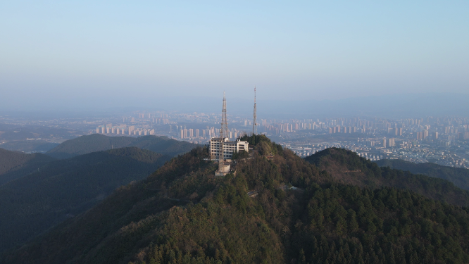 航拍山顶信号塔 