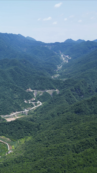 航拍巍峨大山森林山谷自然风景