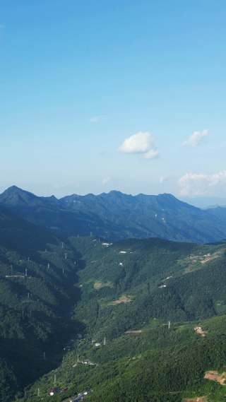 航拍巍峨高山森林自然风光