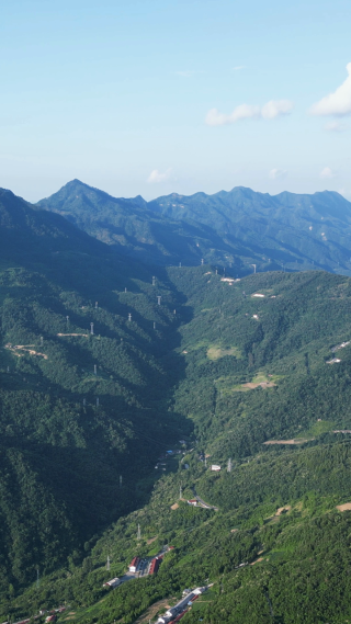 航拍巍峨高山森林自然风光