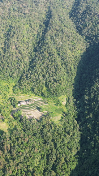 航拍巍峨高山森林自然风光