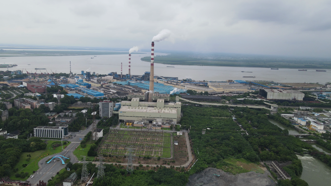 航拍工业生产工厂烟冲炊烟岳阳华能电厂