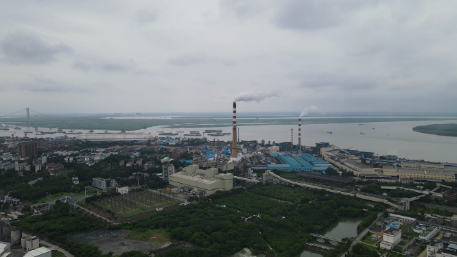 航拍工业生产工厂烟冲炊烟岳阳华能电厂