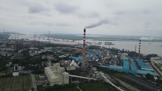 航拍工业生产工厂烟冲炊烟岳阳华能电厂